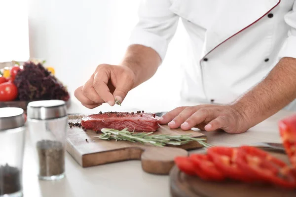 Chef Profissional Cozinhar Carne Mesa Cozinha Close — Fotografia de Stock