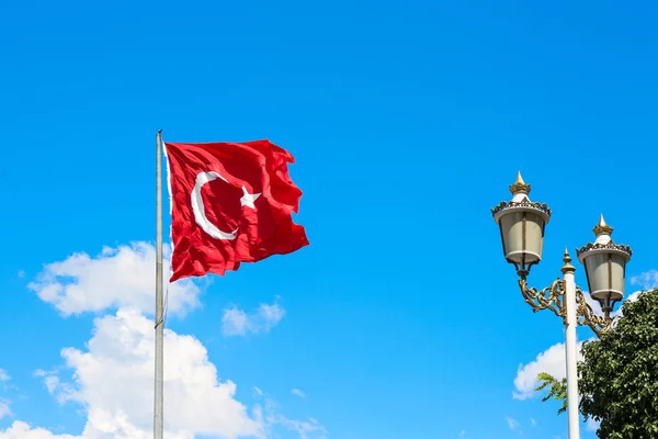Флаг Турции Развевается Фоне Голубого Неба — стоковое фото