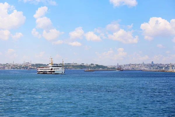 Istanbul Turecko Srpna 2018 Loď Moři Městem Pozadí — Stock fotografie