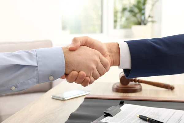 Advokat Handskakning Med Klienten Över Tabellen Office Närbild — Stockfoto