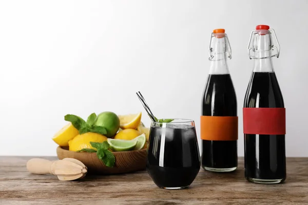 Flaskor Och Glas Med Naturlig Träkol Lemonad Bordet Mot Ljus — Stockfoto