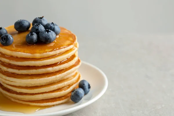 Teller Mit Pfannkuchen Und Beeren Auf Grauem Hintergrund Nahaufnahme — Stockfoto