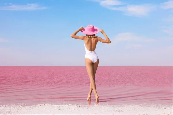 Красивая Женщина Купальнике Позирует Возле Розового Озера Солнечный День — стоковое фото