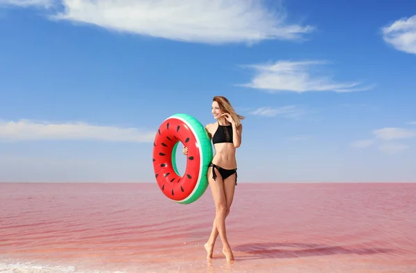 Piękna Kobieta Nadmuchiwanym Pierścieniem Pozowanie Pobliżu Różowe Jezioro Słoneczny Dzień — Zdjęcie stockowe