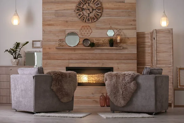 Gemütliches Wohnzimmer Mit Bequemen Sesseln Und Dekorativem Kamin — Stockfoto