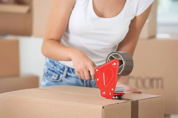 Una Donna Che Valigie Casa Primo Piano Giorno Del Trasloco — Foto Stock