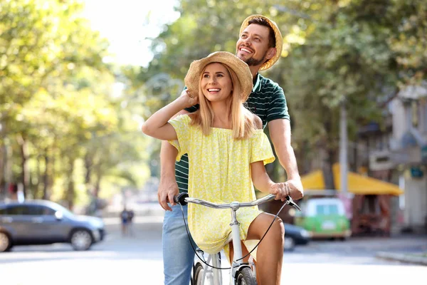Pareja Feliz Con Bicicleta Aire Libre Día Verano —  Fotos de Stock