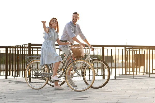 Щаслива Пара Катається Велосипедах Відкритому Повітрі Літній День — стокове фото