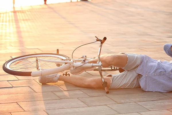 Homem Caiu Sua Bicicleta Rua Close — Fotografia de Stock