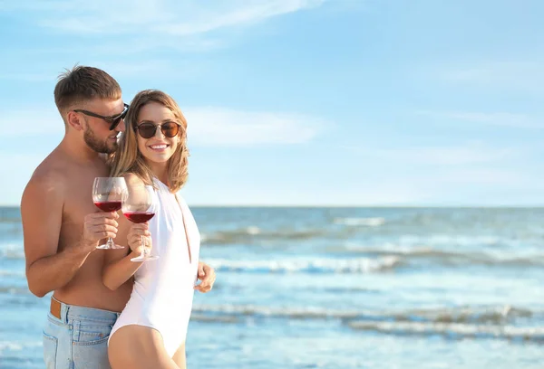 Junges Paar Mit Gitarre Beim Romantischen Abendessen Strand — Stockfoto