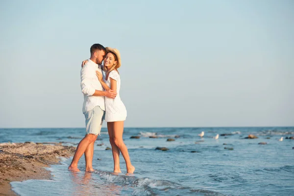 Jong Echt Paar Met Gitaar Romantisch Diner Gelet Strand — Stockfoto