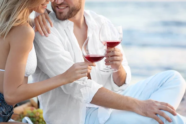 Jovem Casal Com Copos Vinho Praia — Fotografia de Stock