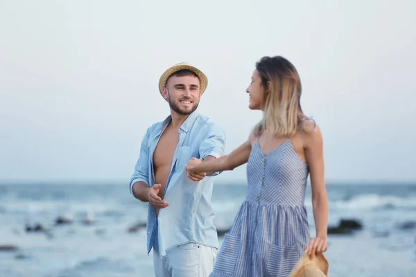 Jong Paar Tijd Samen Doorbrengen Het Strand — Stockfoto