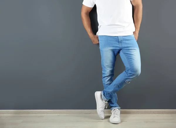 Junger Mann Stylischen Jeans Nahe Grauer Wand Mit Platz Für — Stockfoto