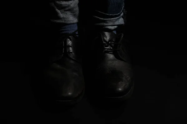 Φτωχός Άνθρωπος Βρώμικα Παπούτσια Σκούρο Φόντο Κοντινό Πλάνο — Φωτογραφία Αρχείου