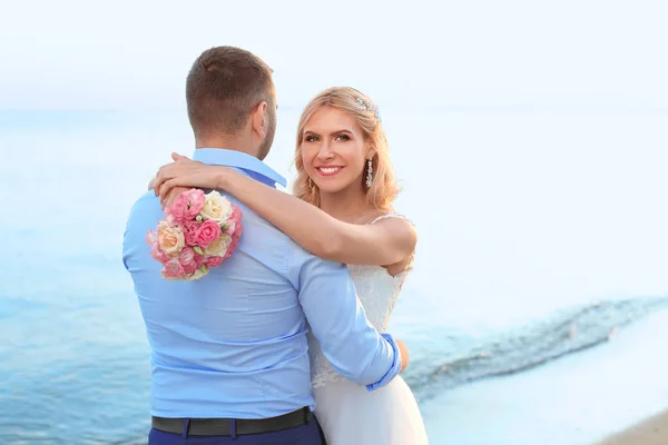 Bruidspaar Hand Hand Samen Strand Ruimte Voor Tekst — Stockfoto