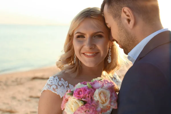Matrimonio Sposa Sposo Sulla Spiaggia — Foto Stock