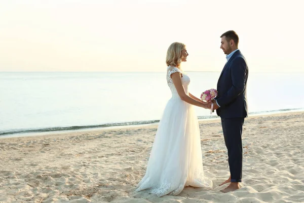 Pareja Boda Tomados Mano Playa Espacio Para Texto —  Fotos de Stock