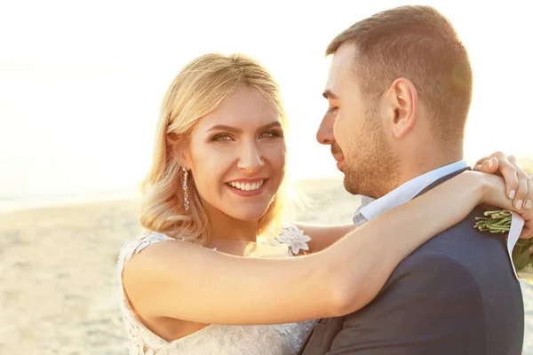 Matrimonio Sposa Sposo Sulla Spiaggia — Foto Stock