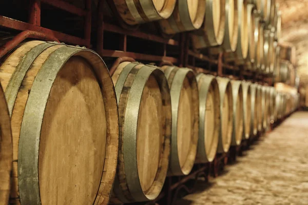 ワインセラー クローズ アップで大きな木樽 — ストック写真