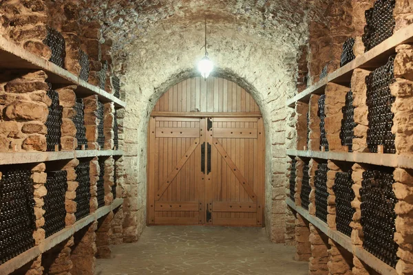 Εσωτερικό Κελάρι Κρασιού Πολλά Μπουκάλια Στα Ράφια — Φωτογραφία Αρχείου