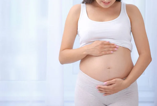 Νεαρή Έγκυος Γυναίκα Κοντά Στο Παράθυρο Στο Σπίτι Κοντινό Πλάνο — Φωτογραφία Αρχείου