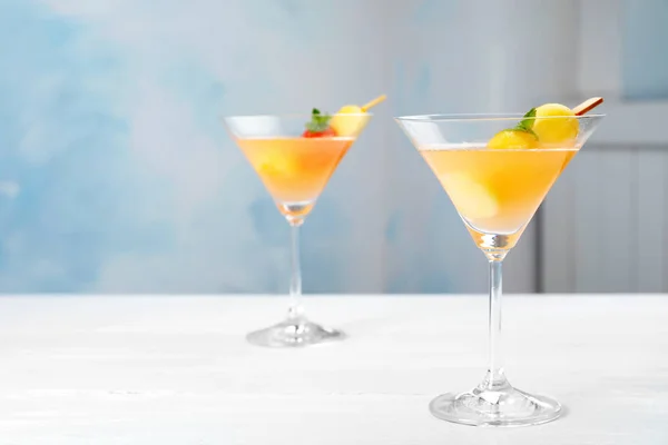Bicchieri Con Gustosa Bevanda Melone Palla Sul Tavolo Sfondo Con — Foto Stock