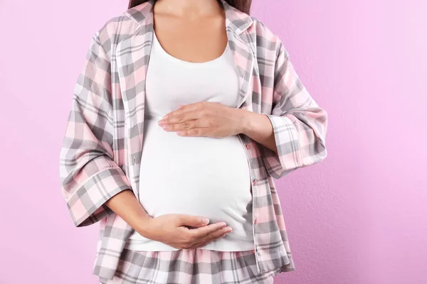 Kobieta Ciąży Pozowanie Kolor Tła Zbliżenie — Zdjęcie stockowe