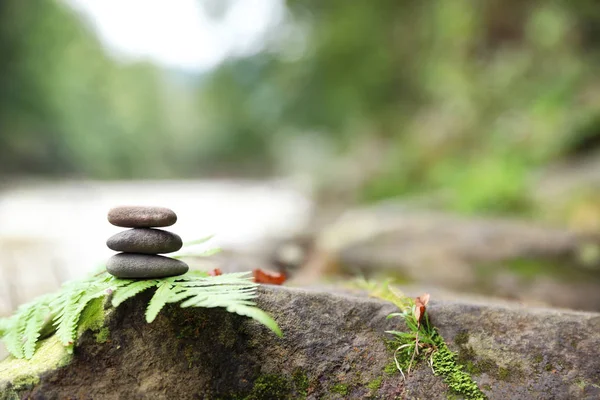 Equilibrar Piedras Guijarro Zen Aire Libre Contra Fondo Borroso Espacio — Foto de Stock
