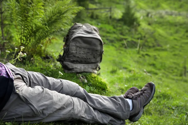 Vrouw Met Rugzak Zittend Groen Gras Close Zomer Camping — Stockfoto