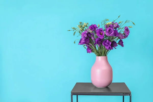 Belo Buquê Flores Eustoma Roxo Vaso Espaço Para Texto Sobre — Fotografia de Stock