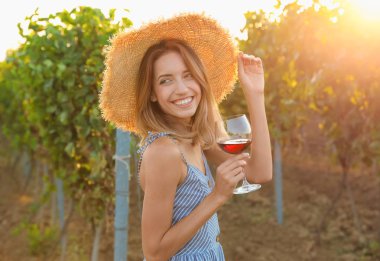 Genç güzel kadının üzüm şarap