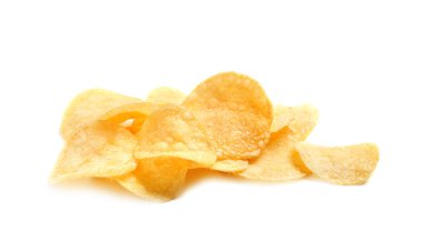 beyaz zemin üzerine lezzetli çıtır patates cipsi