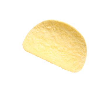 Beyaz zemin üzerine lezzetli çıtır patates cipsi