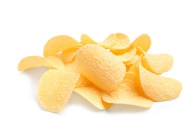 beyaz zemin üzerine lezzetli çıtır patates cipsi
