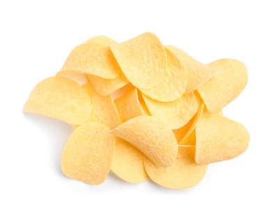 beyaz zemin üzerine lezzetli çıtır patates cipsi