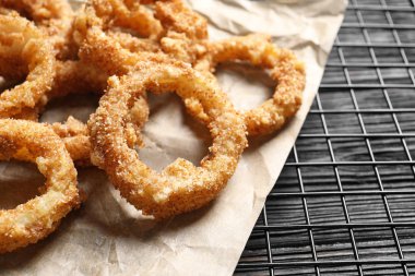 Ev yapımı çıtır çıtır kızarmış soğan halkaları, closeup ile soğutma raf