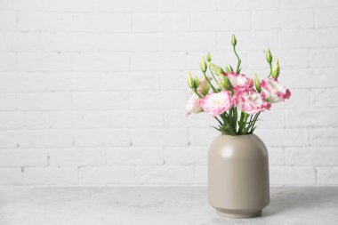 Güzel çiçek vazo ve metin arka plan bulanık tarih için yer. İç tasarım unsuru