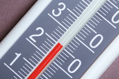 Gri arka plan, closeup görünümü üzerinde hava termometre