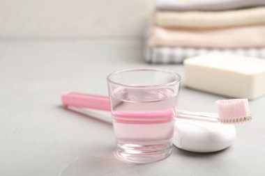 Ağız bakım ürünleri ışık tablo kümesi. Diş hijyen