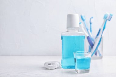 Ağız bakım ürünleri ve açık renkli metin için yer. Diş hijyen
