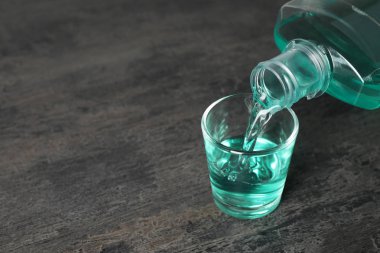 Cam ve metin için yer gargara koyu arka plan üzerine dökme. Diş Bakımı
