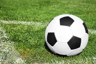 Taze yeşil futbol alanı çimenlerin üzerinde futbol topu. Metin için yer