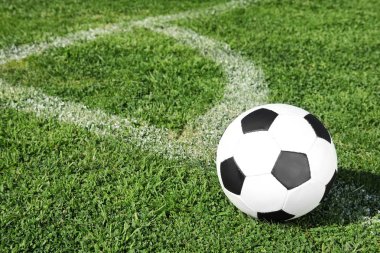 Taze yeşil futbol alanı çimenlerin üzerinde futbol topu. Metin için yer
