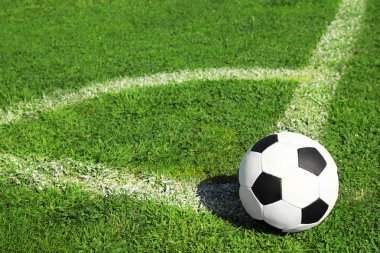 Taze yeşil futbol alanı çimenlerin üzerinde futbol topu. Metin için yer