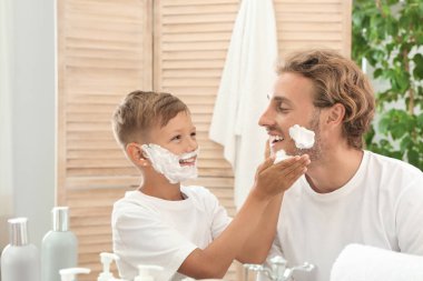 Baba ve oğul birlikte üzerinde tıraş arka planını renklendirin