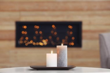 Tablo arka plan bulanık karşı mumlar yanan ile plaka