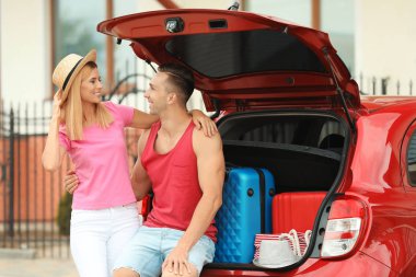 Riverside'da car yakınındaki bavul ve oyuncak tavşan ile küçük kız. Metin için yer