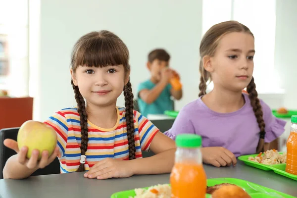 Crianças Sentadas Mesa Comendo Alimentos Saudáveis Durante Intervalo Escola — Fotografia de Stock