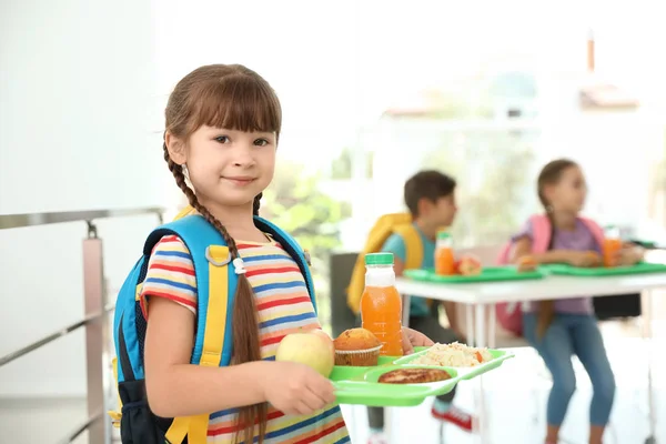 Дівчина Тримає Лоток Здоровою Їжею Шкільній Їдальні — стокове фото